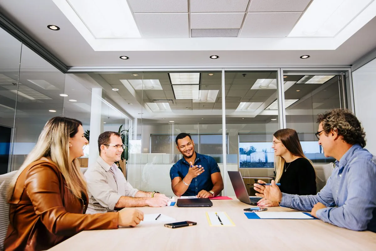 Groupe de personnes dans une salle de conférence