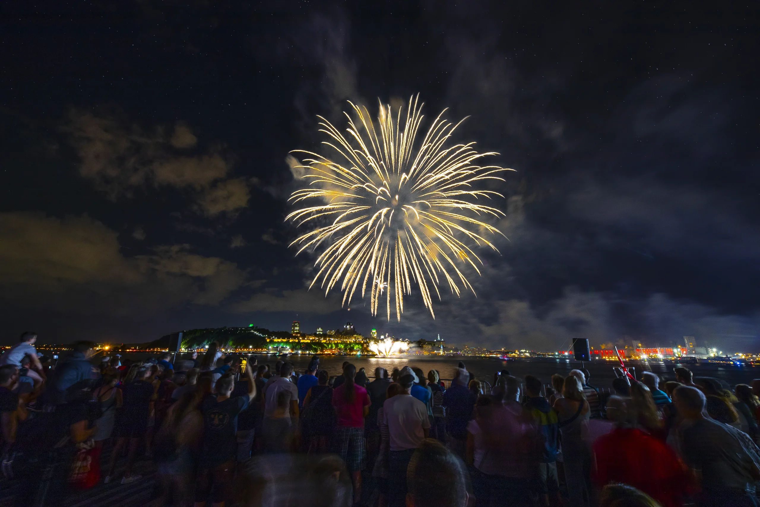 Vue d'un feux d'artifice | Festival et grand événement à Lévis