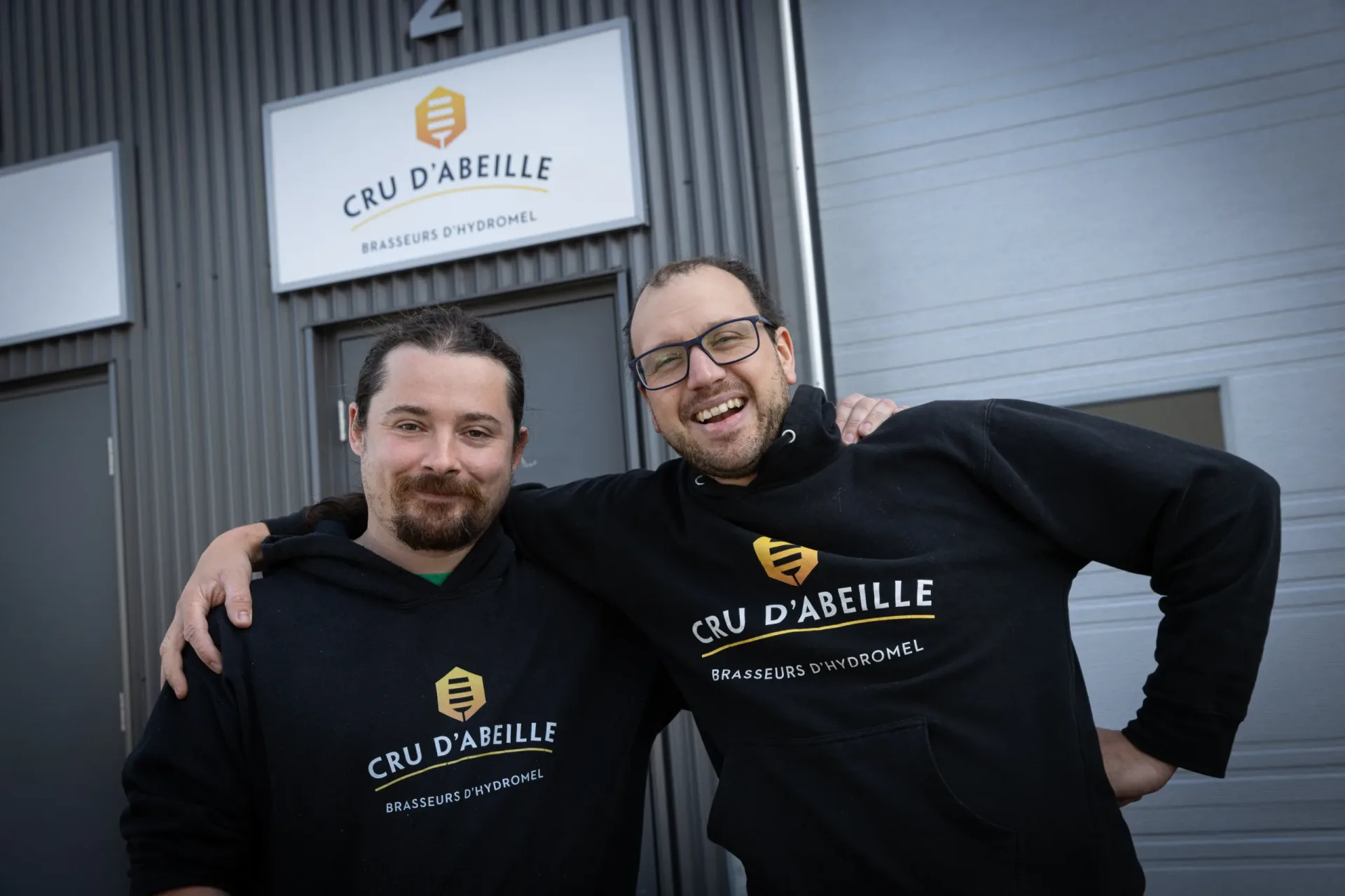 Trouver un emplacement | Propriétaires de Cru d'abeille devant leur entreprise.
