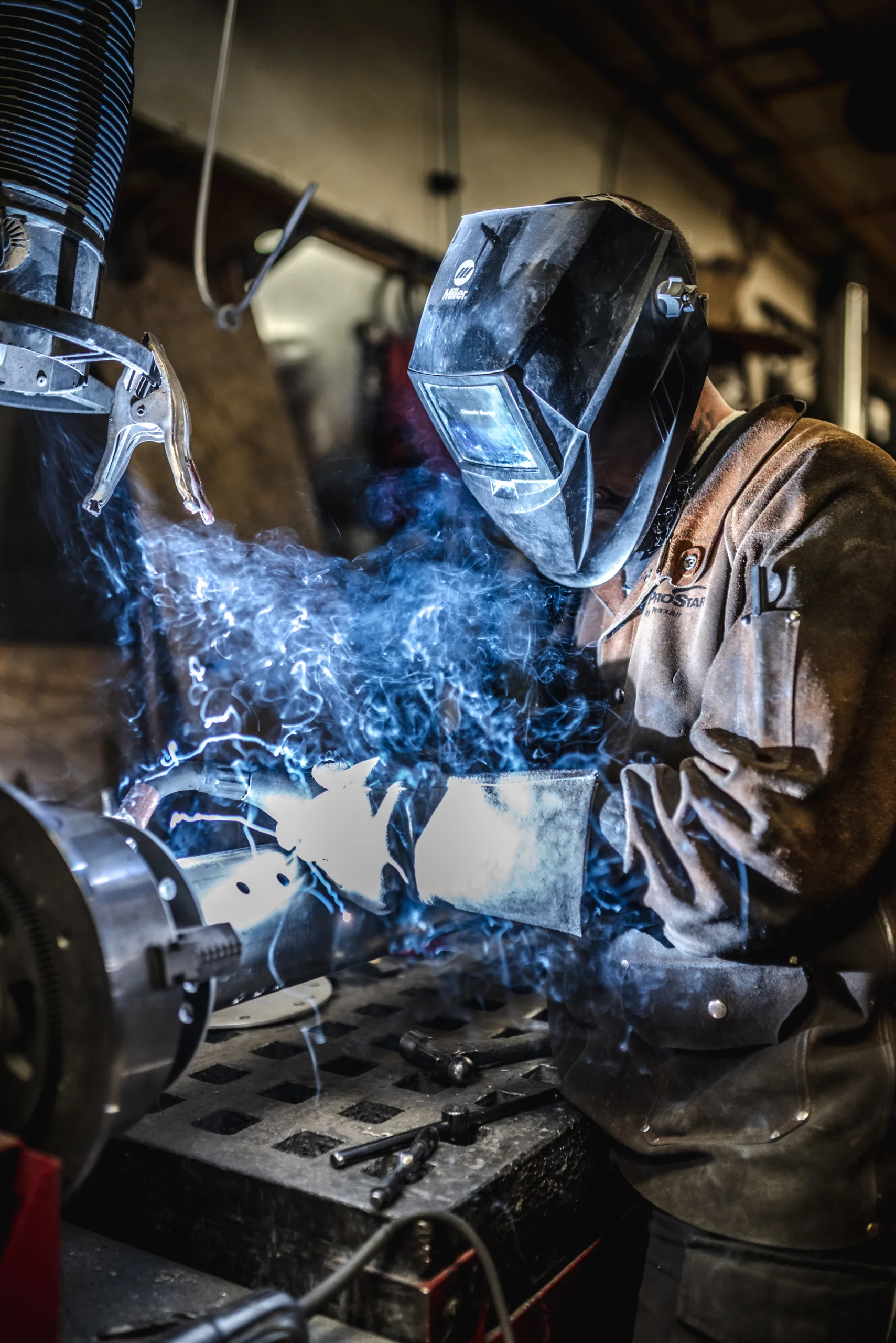 Fabrication | Un soudeur au travail