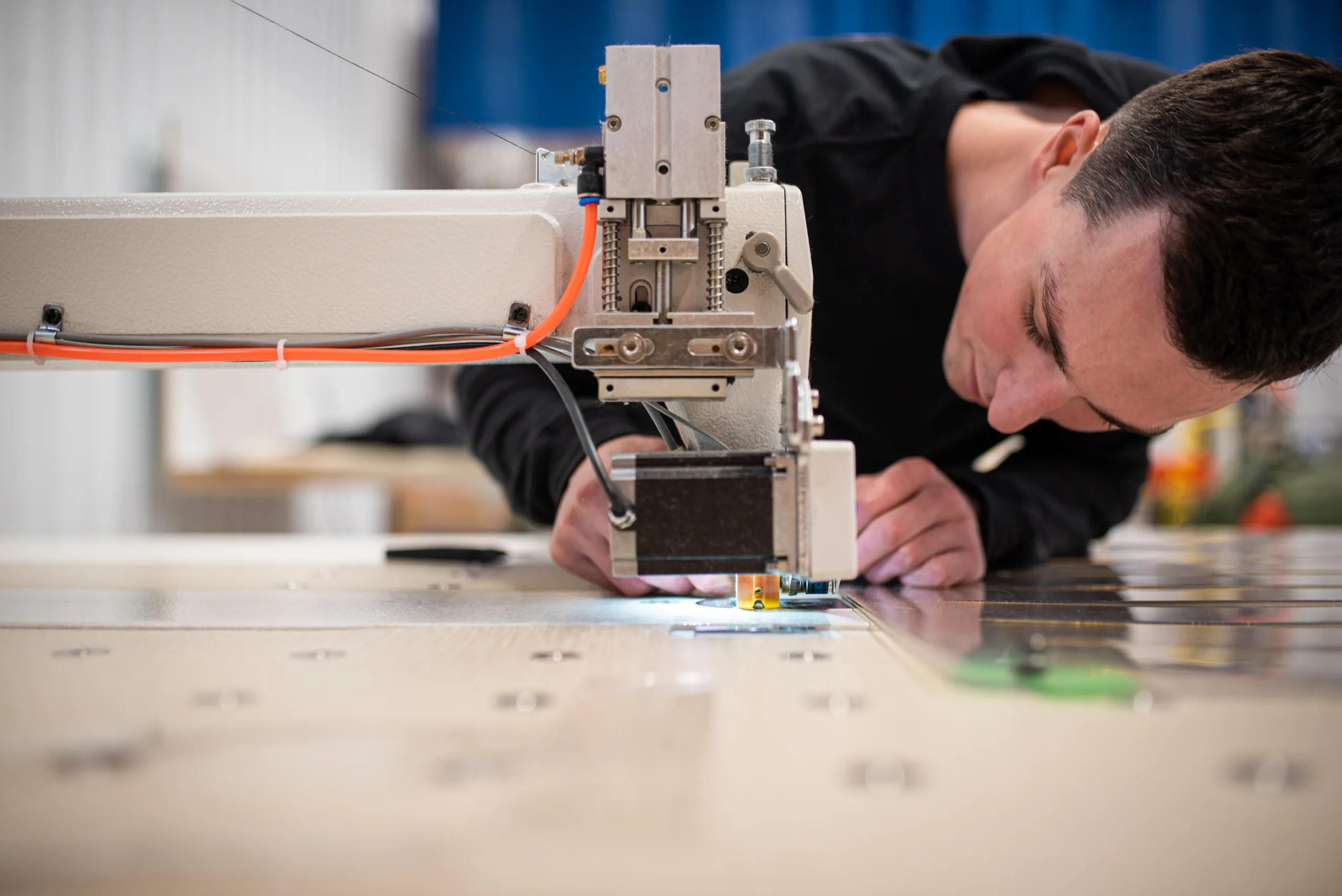 Fabrication | Homme dans un atelier de confection de vêtements