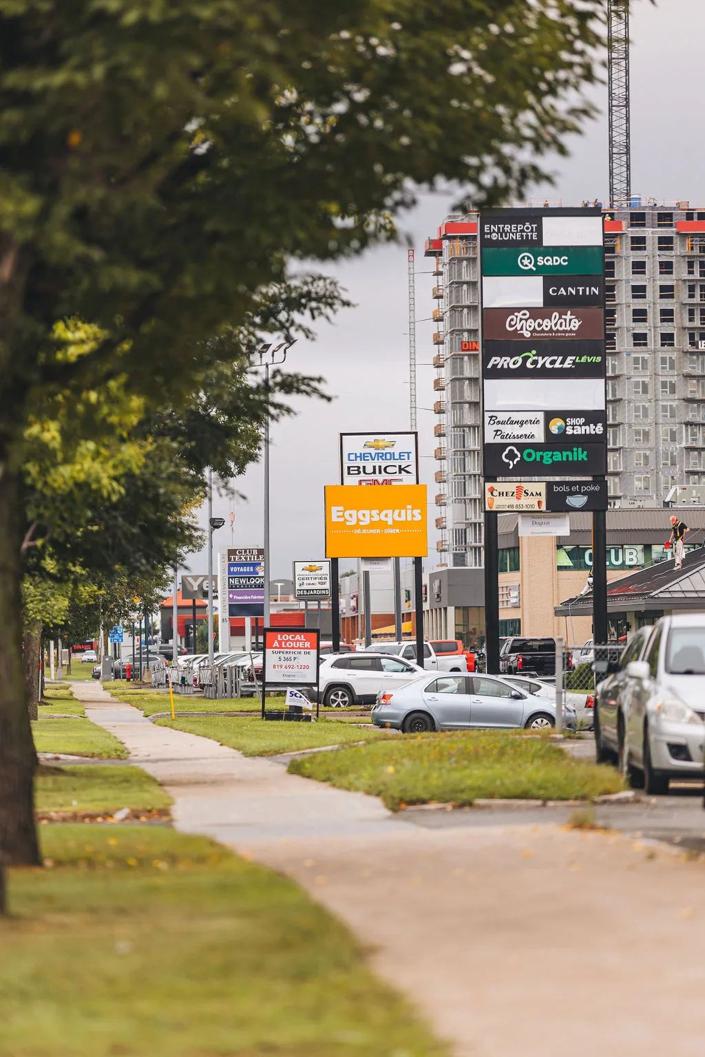 Implanter une entreprise | Vue de commerces à Lévis
